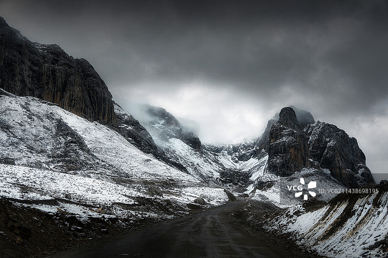 阴云之下的甘南藏族自治区江迭公路图片素材