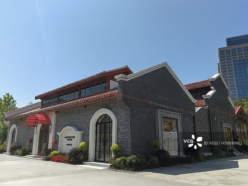 上海市普陀区长风绿地的石库门建筑图片素材
