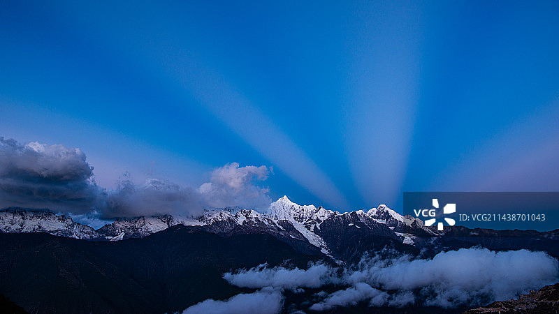 云南迪庆德钦—梅里雪山日出之前晨光乍现—反云隙光汇聚雪山之巅图片素材