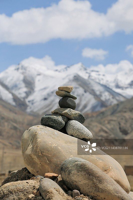 雪山下的玛尼堆。图片素材