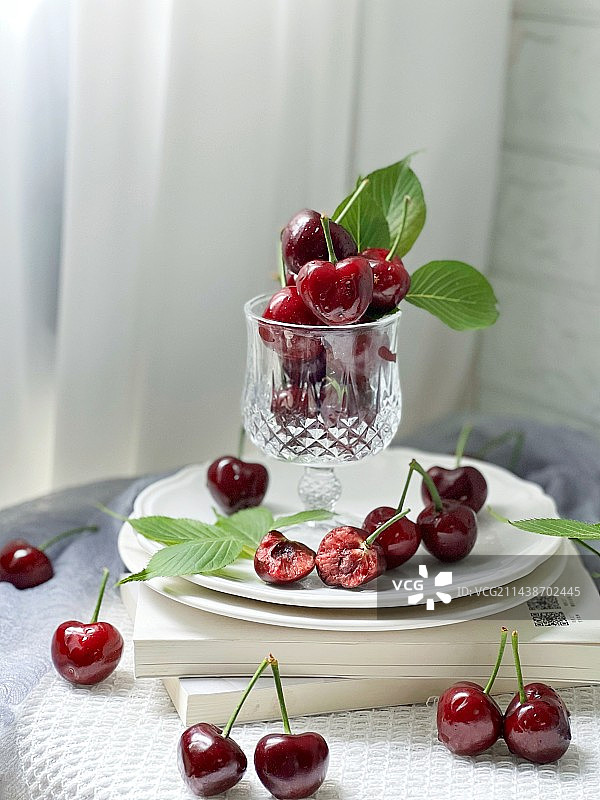桌上盘子里的樱桃特写镜头图片素材