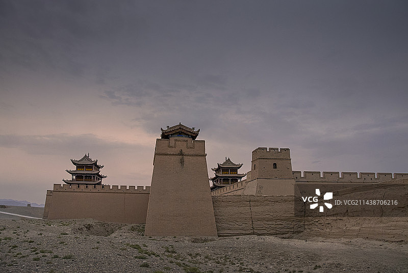 夜色中的天下第一雄关——嘉峪关图片素材