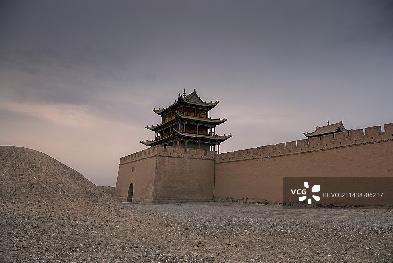 夜色中的天下第一雄关——嘉峪关图片素材