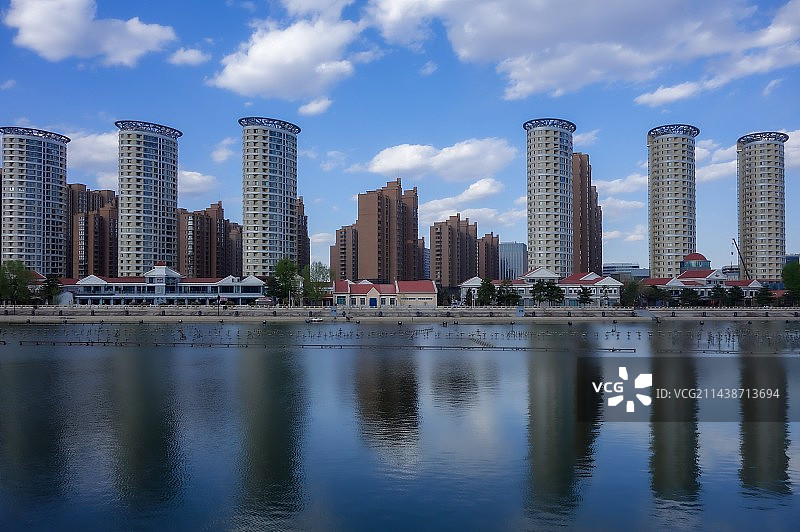 城市建筑与倒影图片素材