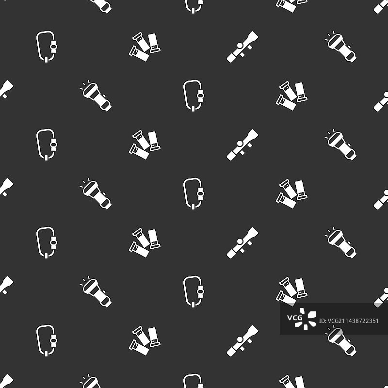 狙击步枪光学瞄准镜、手电筒和登山扣图片素材