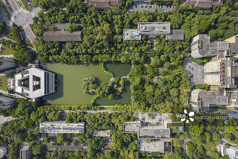 航拍晴天四川成都理工大学校园风景图片素材