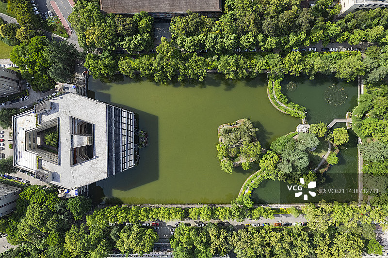 航拍晴天四川成都理工大学校园风景图片素材