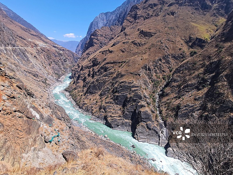 虎跳峡碧绿湍急的江水图片素材