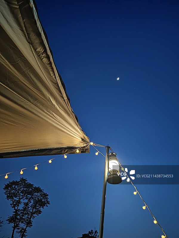 夜空下露营灯的低角度视图图片素材