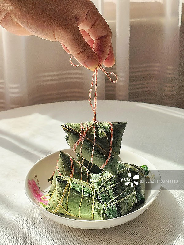 桌上粽子的特写镜头图片素材