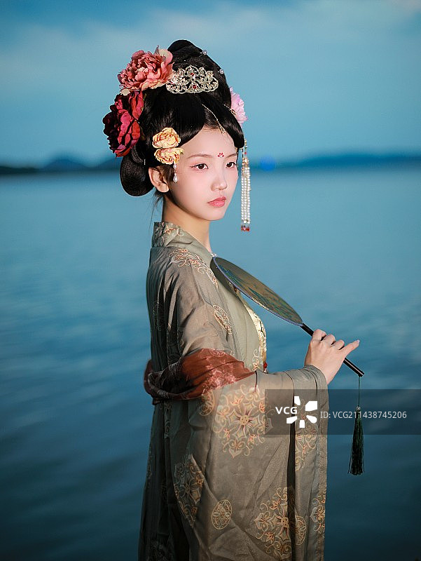 湖边汉服少女图片素材