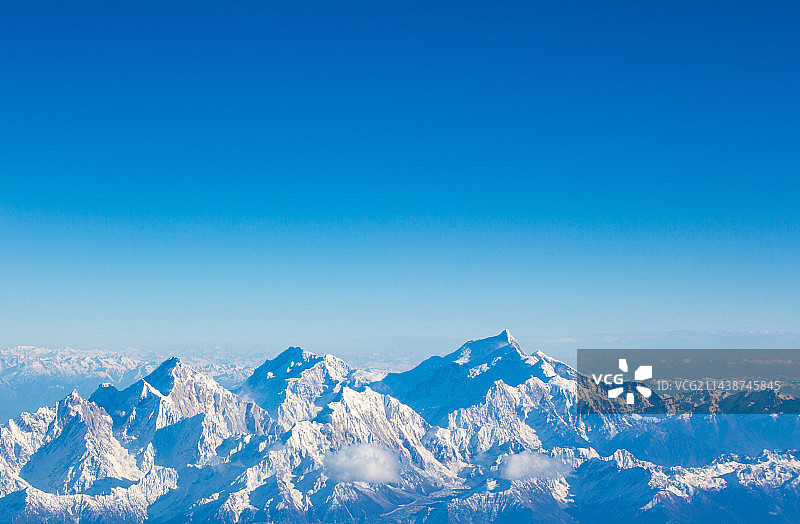 航拍西藏地区的壮美雪山大场景-蓝天白云山脉图片素材