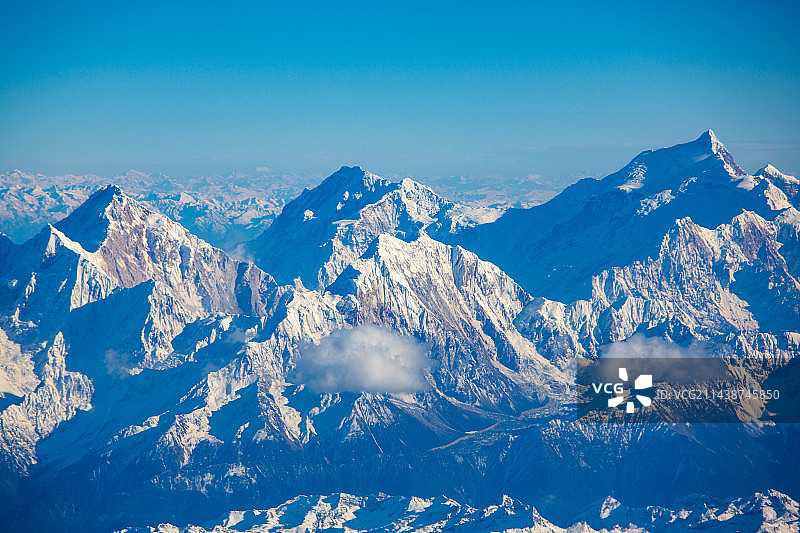 航拍西藏地区的壮美雪山大场景-蓝天白云山脉图片素材