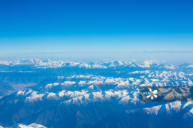 航拍西藏地区的壮美雪山大场景-蓝天白云山脉图片素材