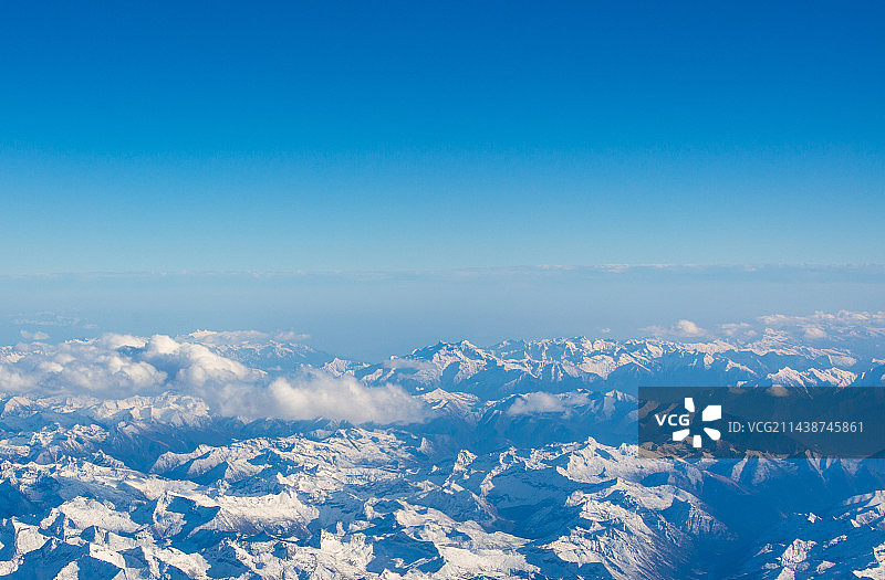 航拍西藏地区的壮美雪山大场景-蓝天白云山脉图片素材