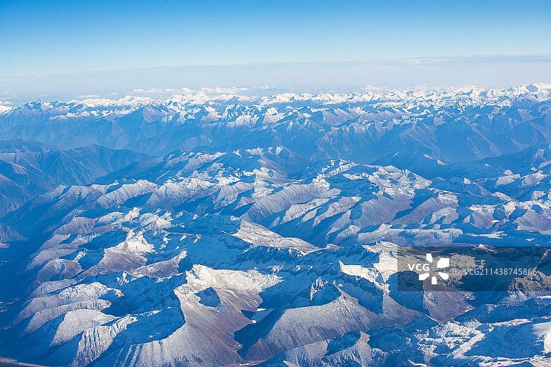 航拍西藏地区的壮美雪山大场景-蓝天白云山脉图片素材