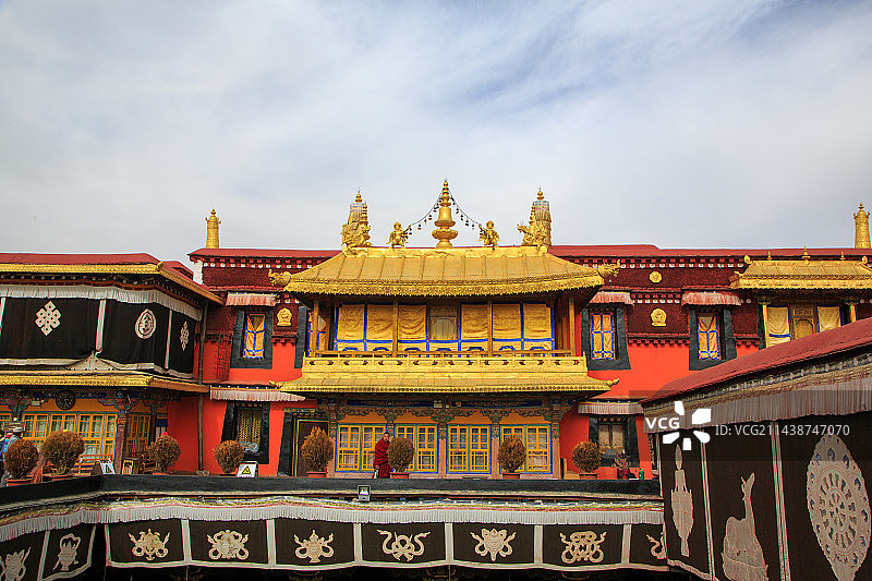 西藏拉萨大昭寺小昭寺外景、内景、转经筒及虔诚祭拜的人们图片素材