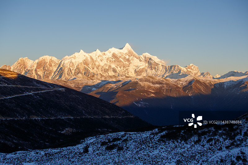 西藏林芝南迦巴瓦峰日照金山雪山落日以及月亮与雪山图片素材