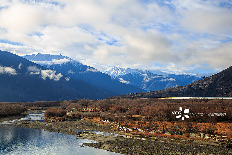 西藏林芝雅尼湿地、苯日神山、雪山、尼洋河与雅鲁藏布江、图片素材
