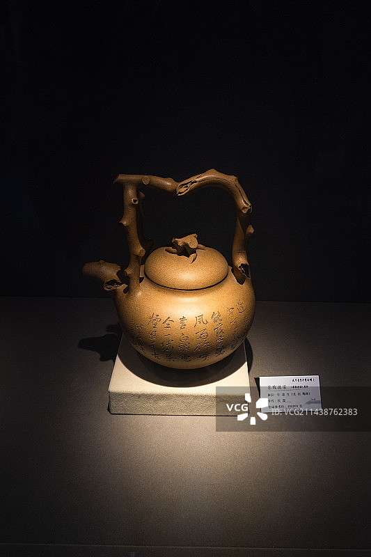 紫砂博物馆展品—东坡提梁，北岩陶刻图片素材