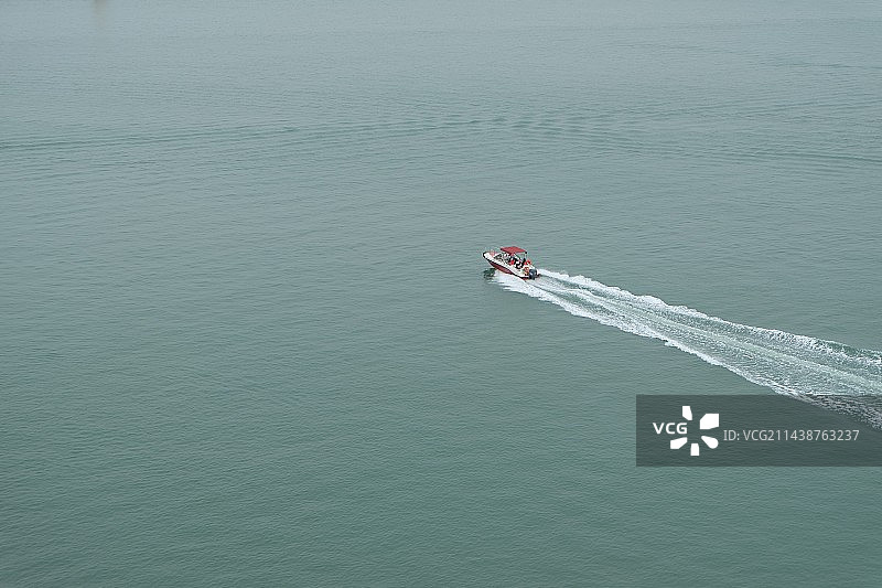 海面上的帆船和快艇划过海面图片素材