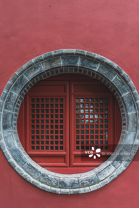 中国古代建筑拍摄主题，寺庙里的房屋建筑外部，红色的墙壁上的窗棂图案，户外白昼无人图像摄影图片素材