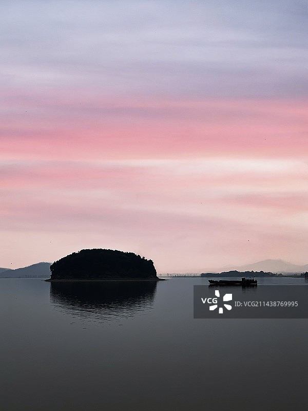 傍晚的湖面图片素材