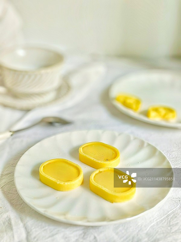 静物绿豆糕与小雏菊的午后图片素材