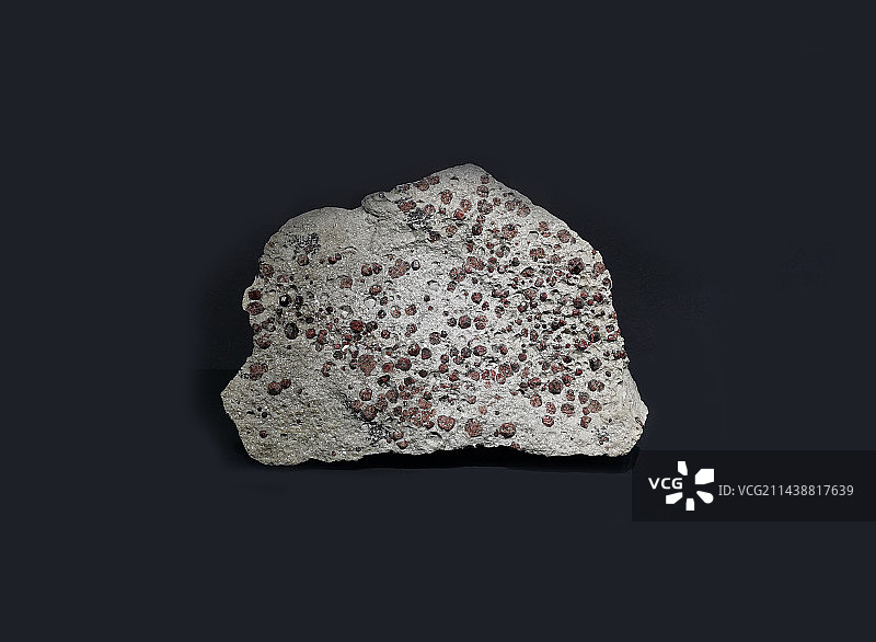 成都自然博物馆成都理工大学博物馆展览的石榴石原石图片素材