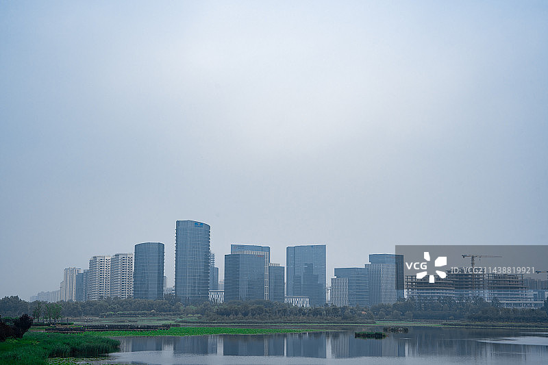 从北京亦庄经济技术开发区通明湖公园看现代城市风光与城市天际线图片素材