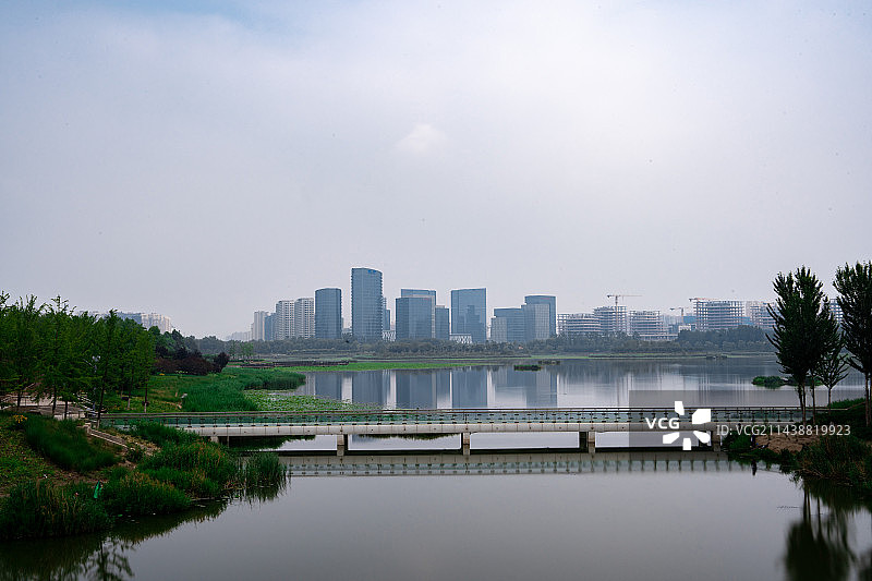 从北京亦庄经济技术开发区通明湖公园看现代城市风光与城市天际线图片素材