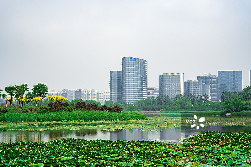 从北京亦庄经济技术开发区通明湖公园看现代城市风光与城市天际线图片素材