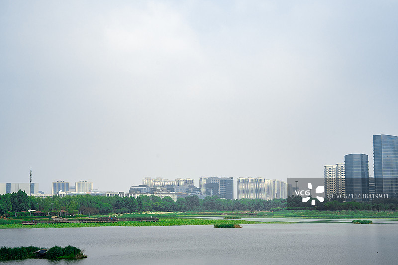 从北京亦庄经济技术开发区通明湖公园看现代城市风光与城市天际线图片素材