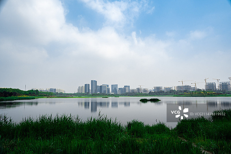 从北京亦庄经济技术开发区通明湖公园看现代城市风光与城市天际线图片素材