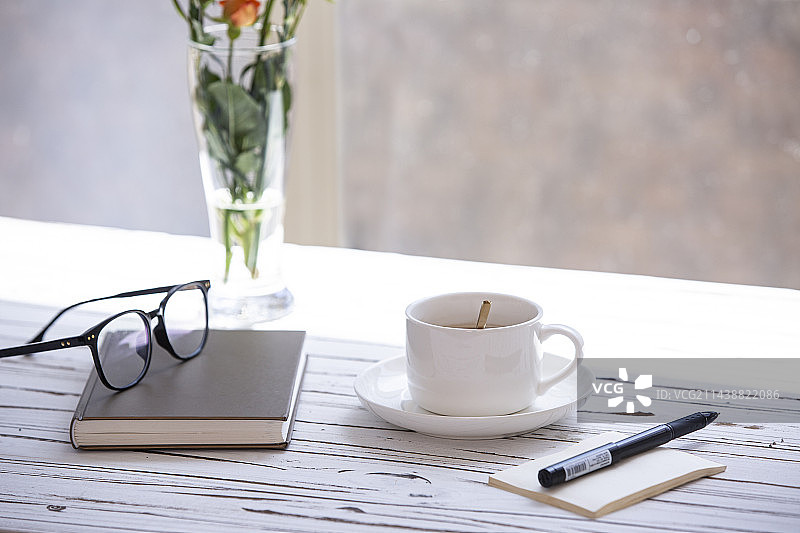 早上的咖啡与书图片素材