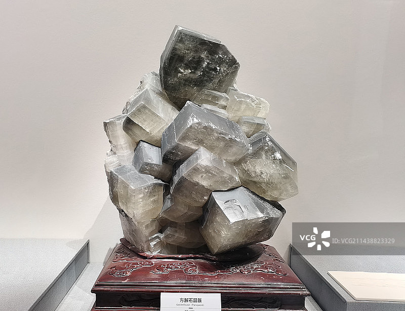 成都自然博物馆成都理工大学博物馆展览的方解石晶簇图片素材