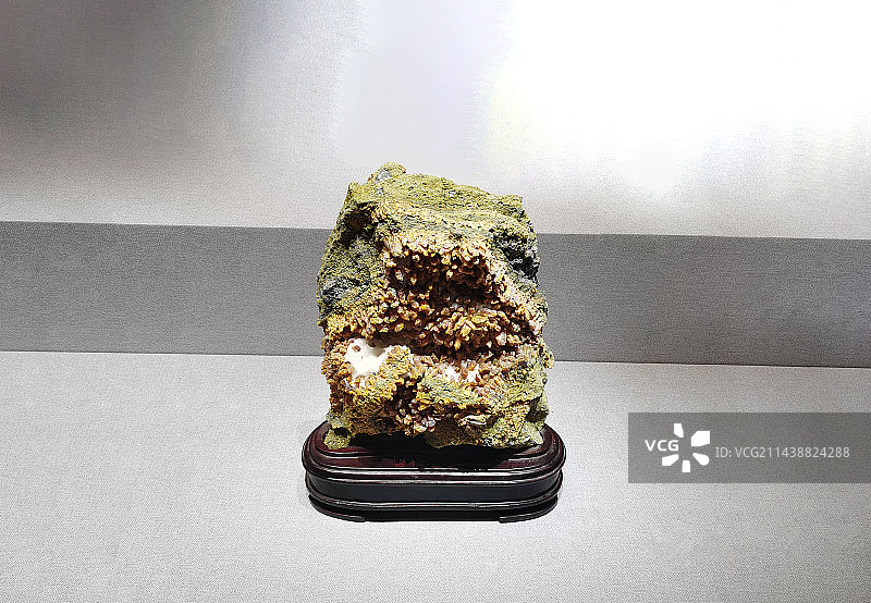 成都自然博物馆成都理工大学博物馆展览的雌黄原石图片素材