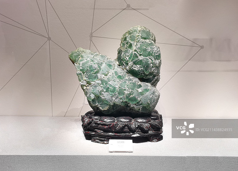 成都自然博物馆成都理工大学博物馆展览的萤石晶簇图片素材