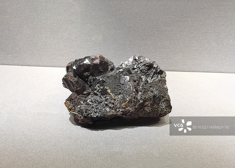 成都自然博物馆成都理工大学博物馆展览的闪锌矿-方铅矿晶簇图片素材