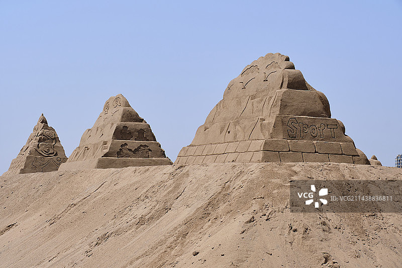 海阳凤城沙滩金字塔形沙雕图片素材