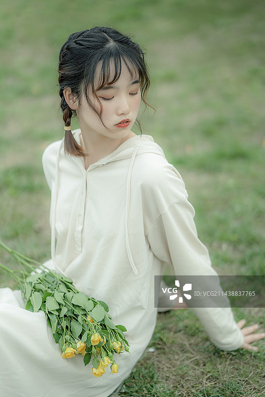 坐在草地上的女孩图片素材