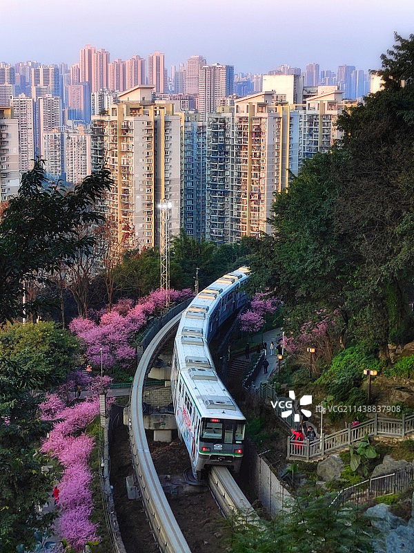 重庆开往春天的列车打卡点图片素材