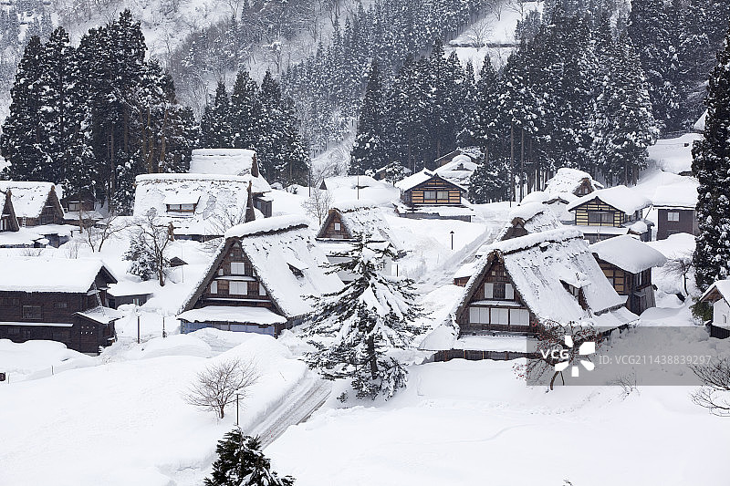 日本富山县南砺市菅沼雪景村落图片素材