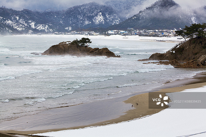 鸟取县岩美町的雪景富浦海滩图片素材