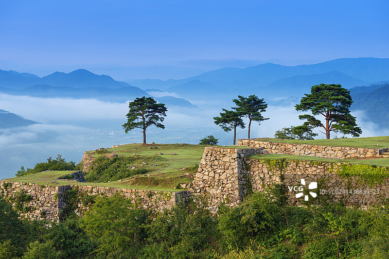 奈良县武田城遗址与晨雾图片素材