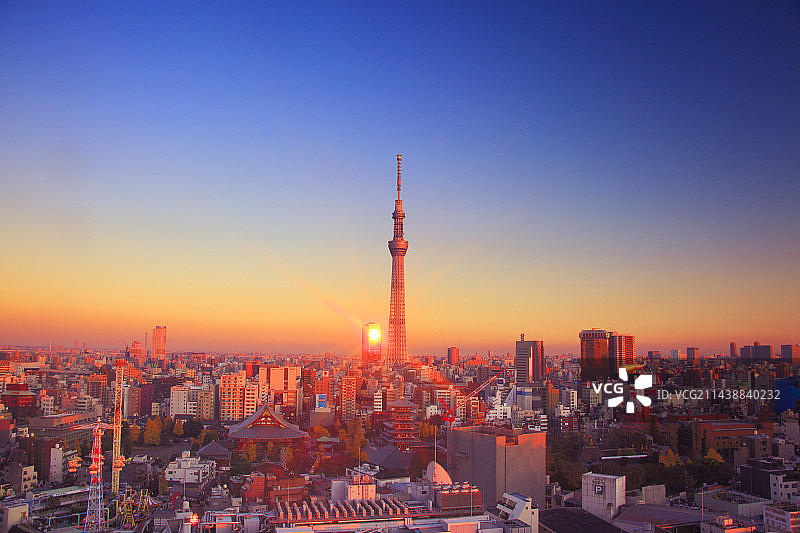 东京浅草和天空树日落倒影城市风光图片素材