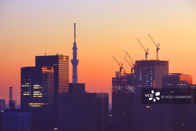东京晴空塔与丸之内摩天大楼图片素材
