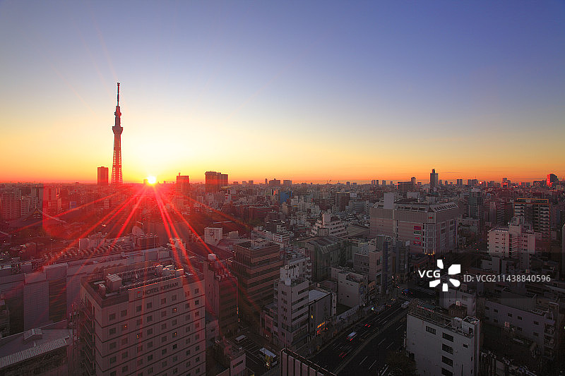 东京台东区国际通和东京晴空塔的晨曦图片素材