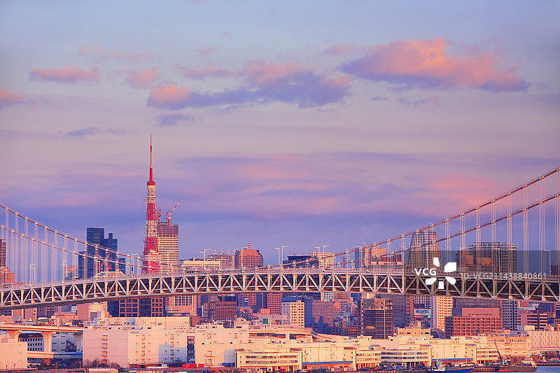 东京港区：朝阳下的东京塔与彩虹桥图片素材