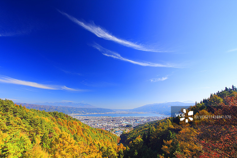 诹访湖，八岳山脉的落叶松森林和秋日天空，盐尻市，长野县图片素材